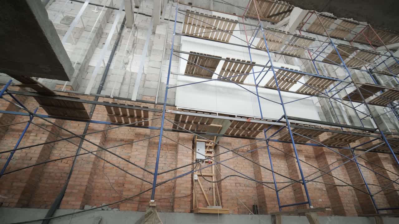 escena de un gran sitio de construcción de una oficina comercial