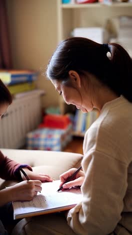 madre e hija haciendo la tarea juntos