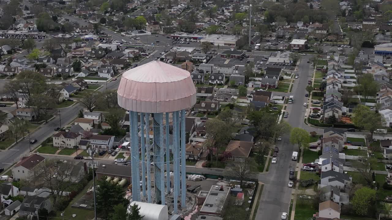구름이 많은 날 에 뉴욕 에 있는 엘몬트 에 있는 물탑 의 공중 전망