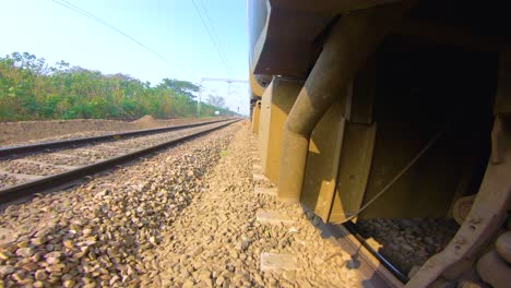 vía férrea vista desde el viaje en tren en india-10
