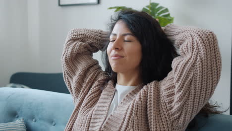 mujer relajándose en un sofá