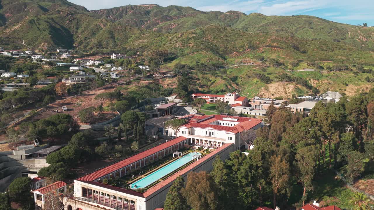 Panoramica aerea che rivela lo splendido museo Getty-Villa sulla costa di Pacific Palisades, California. 4K
