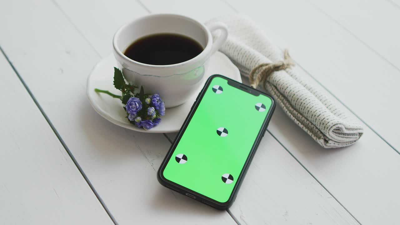 흰색 소박한 나무 테이블에 스마트 폰이 있는 블랙 커피