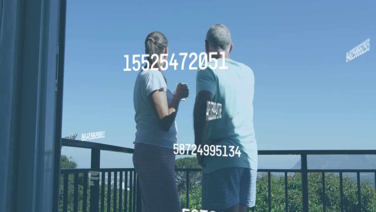Ældre mand og kvinde træder ud på altanen og nyder udsigten, mens et teknisk overlay svæver foran dem.