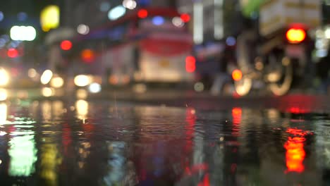 luces de freno reflejadas en la lluvia