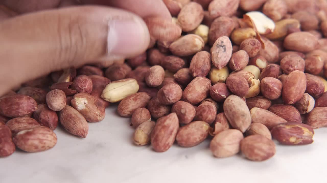 손으로 땅콩을 뽑는 것