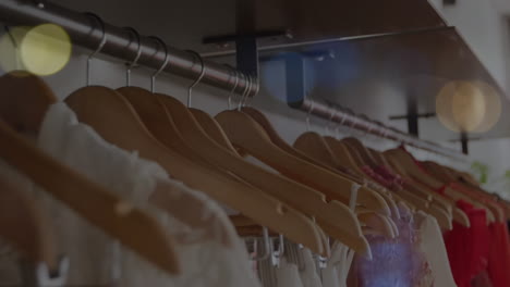 animación de luces bokeh sobre ropa colgada en exhibición en la tienda