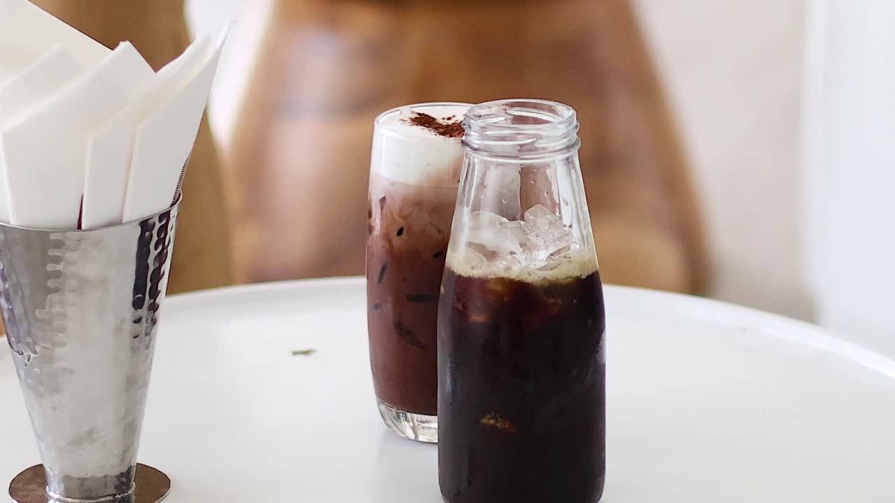 얼음 커피를 잔에 부는 순서