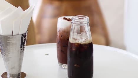 secuencia de verter café helado en un vaso