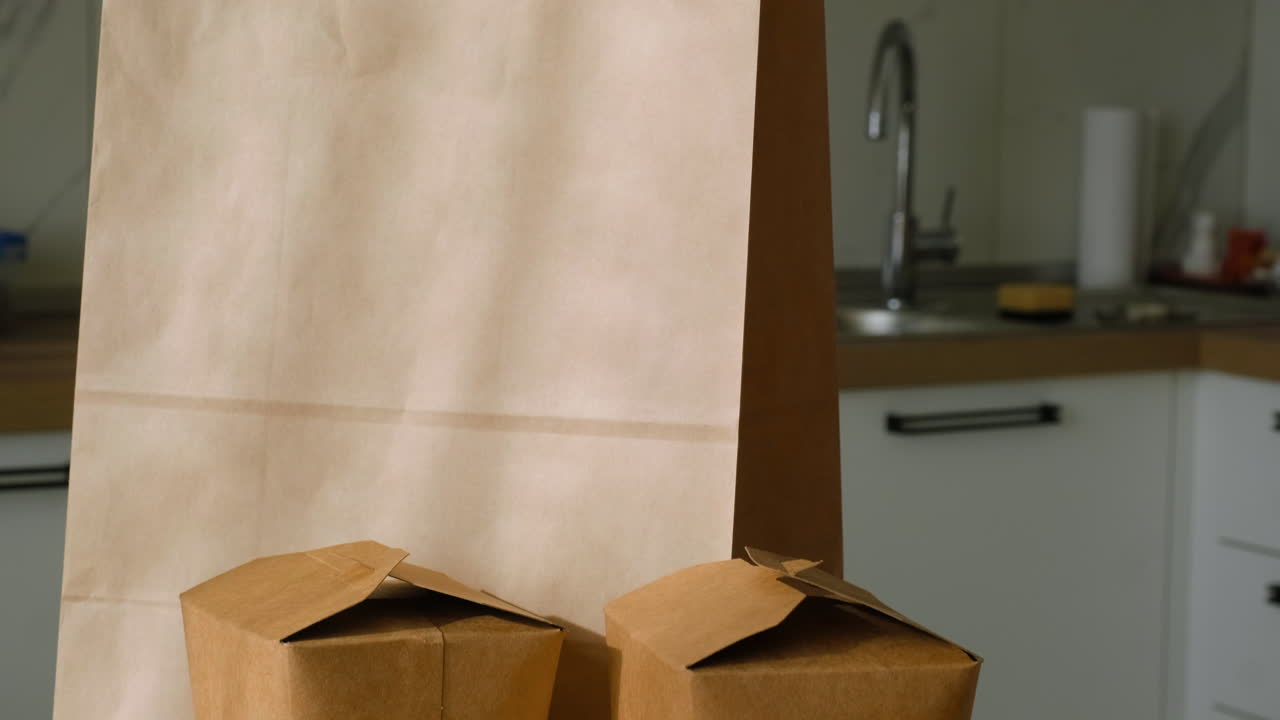 comida para llevar en la mesa