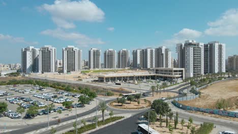 Toma-Aérea-Del-Proyecto-Manhattan-En-La-Ciudad-De-Netivot