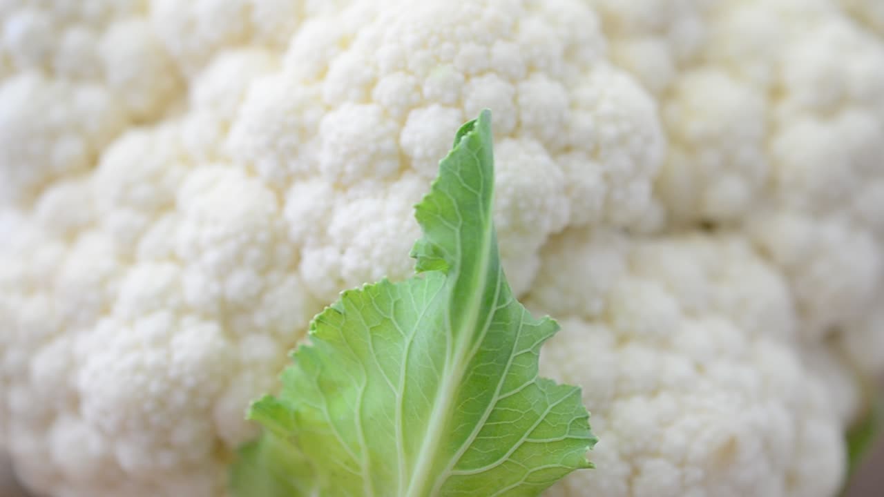 Blumenkohl auf einem Brett. Aufnahme in Bewegung.