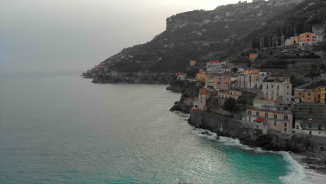 la costa de amalfi con un avión no tripulado