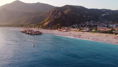 Filmación-De-Un-Dron-Cinematográfico-En-Una-Playa-Soleada-Durante-El-Verano-En-Turquía