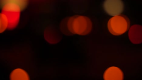 el tráfico de bokeh borroso en la carretera por la noche en una gran ciudad, hermosas luces quemando diferentes colores en la oscuridad.