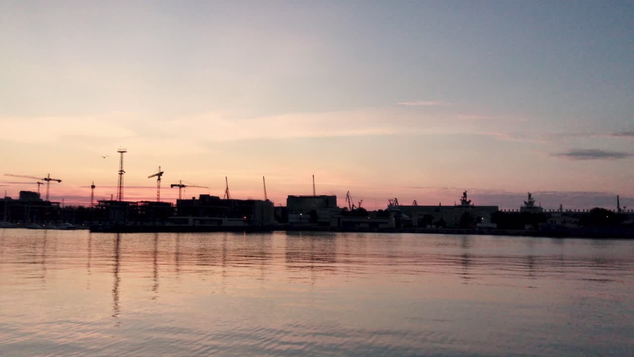 항구 해안의 일몰