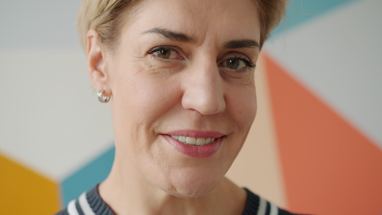 retrato de una mujer de mediana edad sonriente