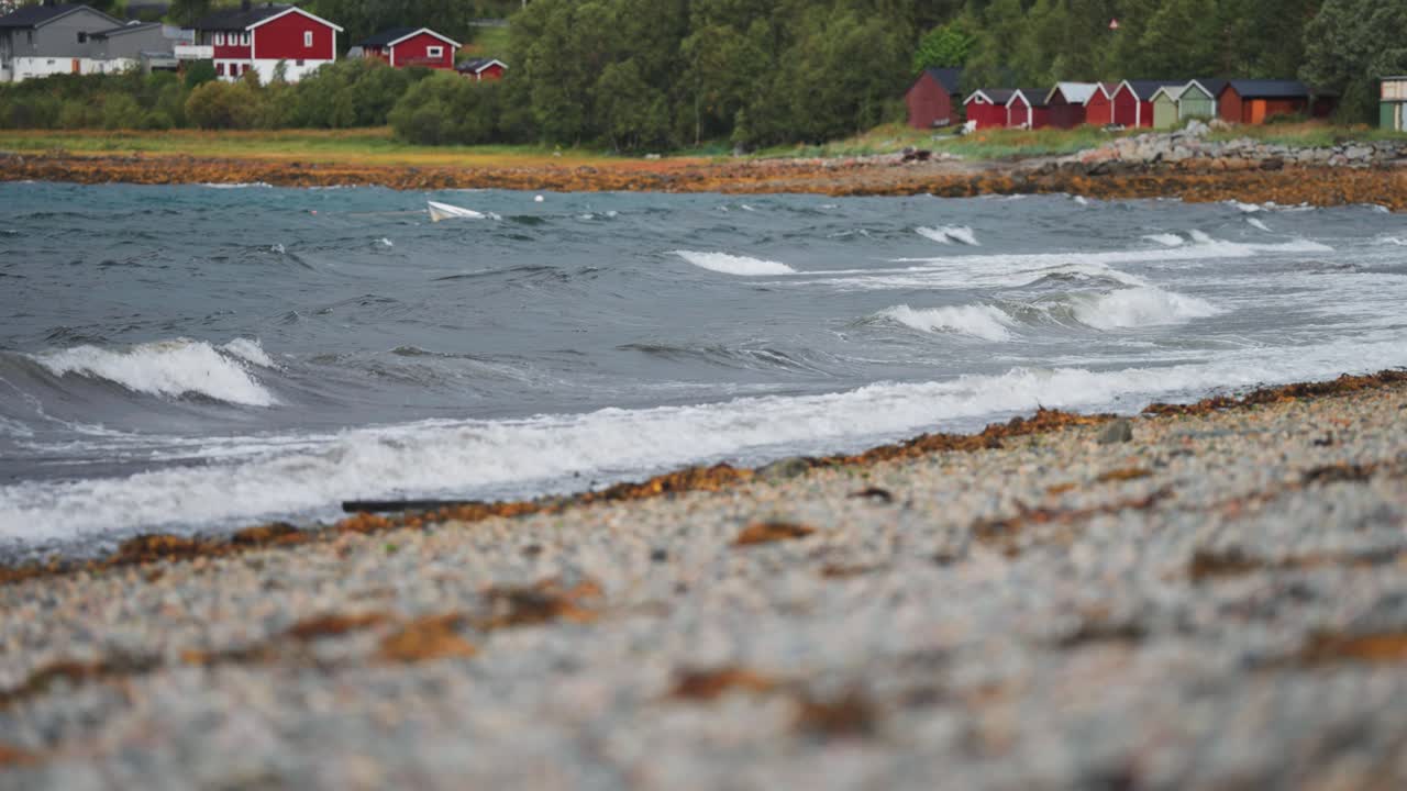 파도가 굴러서 자갈 해변에 부히고