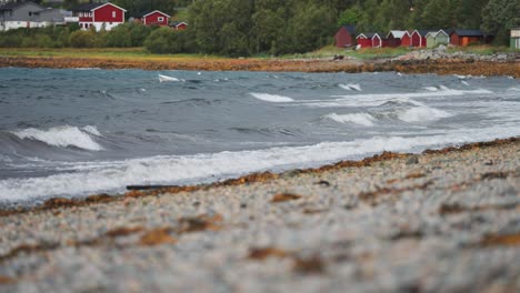 wellen rollen und stürzen auf den kiesstrand