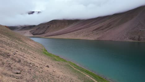 cámara lenta dolly zoom del lago chandra taal en himachal pradesh de las montañas indias