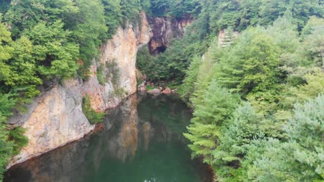 video de drones de 4k de un hermoso estanque de montaña rodeado de árboles en el pueblo esmeralda cerca de la pequeña suiza, nc el día de verano