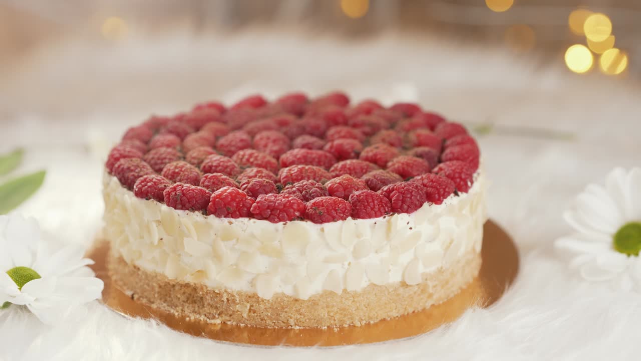 Cheesecake dolce guarnita con lamponi.