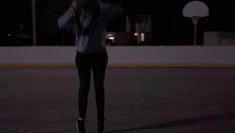 Tiro-En-Cámara-Lenta-En-La-Cancha-Al-Aire-Libre-Por-La-Noche,-Adolescente-Con-Cabello-Castaño