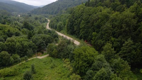 Vista-Aérea-De-Una-Carretera-En-Las-Montañas-De-Los-Cárpatos,-Día-Nublado,-En-Ucrania---Carro,-Tiro-De-Drone