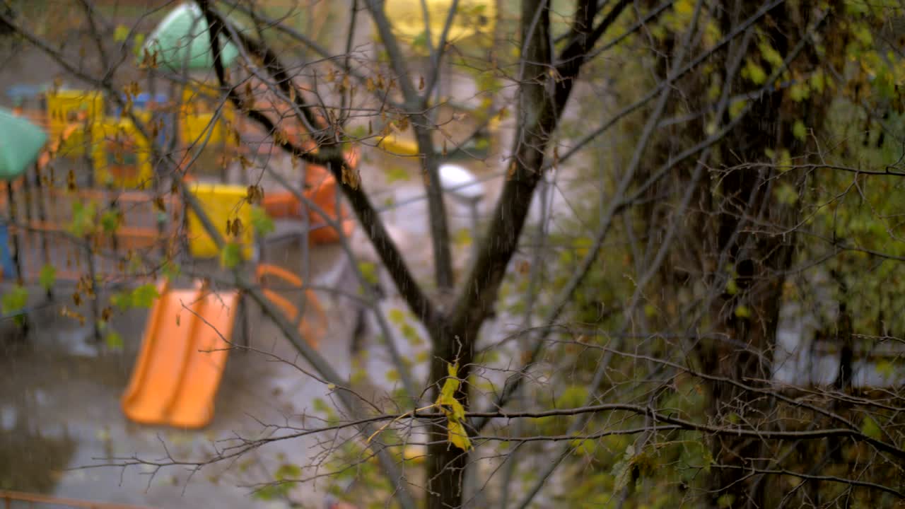 otoño en la ciudad. clima frío y desagradable con nieve cayendo