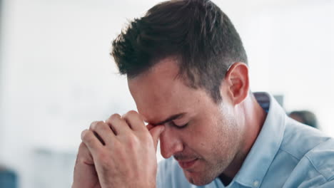 estrés, ansiedad y pensamiento de hombre de negocios