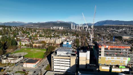 Turmdrehkrane-Auf-Dem-Sanierungsgelände-Des-Royal-Columbia-Hospital-In-Der-Nähe-Des-Sapperton-Parks-In-New-Westminster,-Kanada