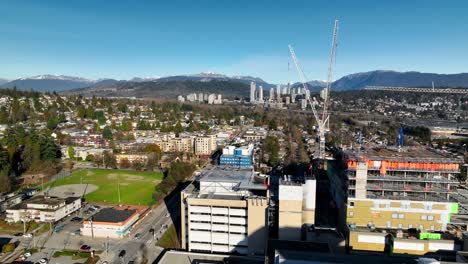 grúas de torre en el sitio de reurbanización del royal columbian hospital cerca de sapperton park en new westminster, canadá
