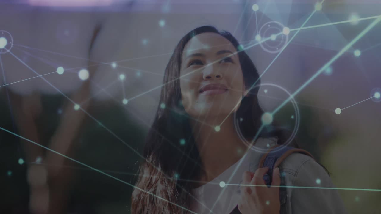 animación de la red de conexiones con puntos sobre la mujer biracial en la ciudad