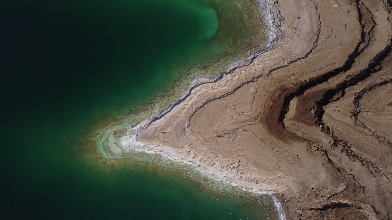 vista aérea de arriba hacia abajo de la costa salada del mar muerto en jordania