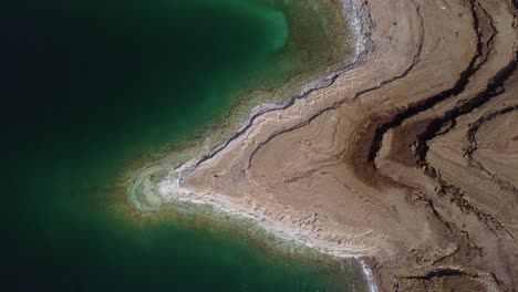 vista aérea de arriba hacia abajo de la costa salada del mar muerto en jordania