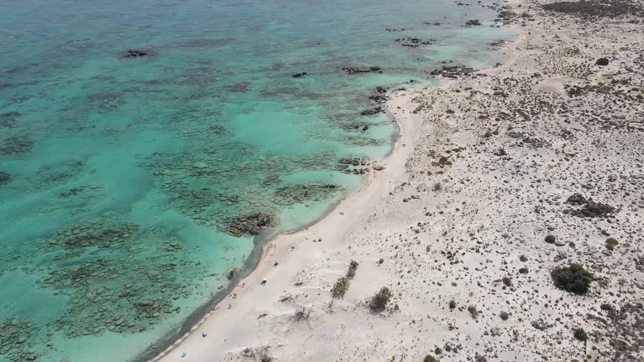 vista superior aérea de la costa cretense en la península de elafonissi
