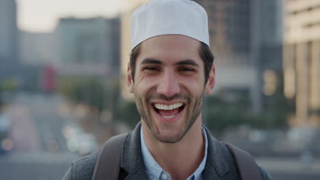 Porträt-Eines-Glücklichen-Jungen-Arabischen-Geschäftsmannes,-Der-Lacht-Und-Den-Erfolgreichen-Urbanen-Lebensstil-In-Der-Stadt-Bei-Sonnenuntergang-Genießt-Und-Einen-Muslimischen-Kufi-Hut-In-Zeitlupe-Trägt
