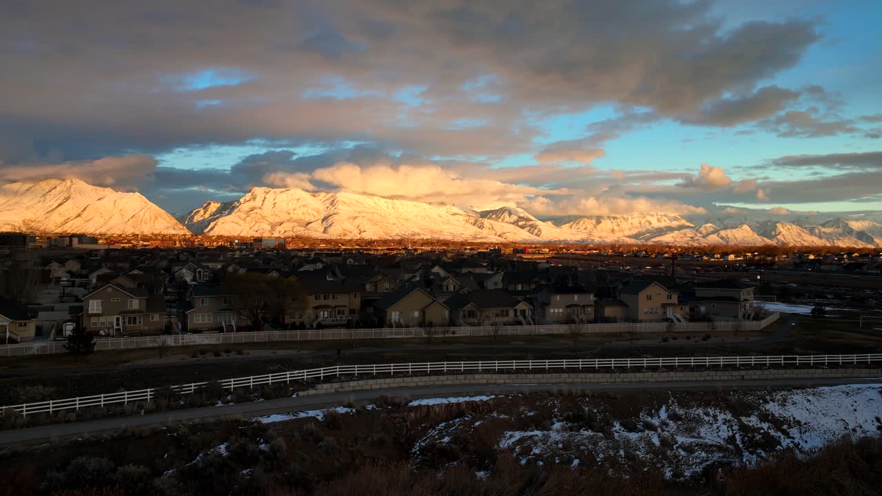 cloudscape puesta de sol aéreo hiperlapso sobre lehi, utah en invierno