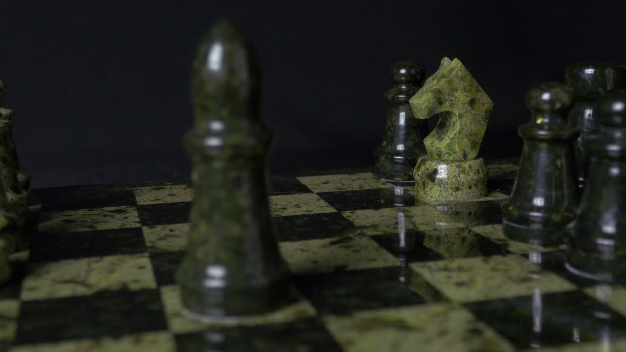 Schackspel med gröna stenpjäser