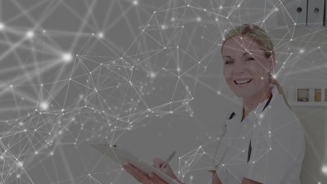 Dottore che tamburella con la penna e prende appunti in uno studio medico con una sovrapposizione di rete dinamica, poi sorride