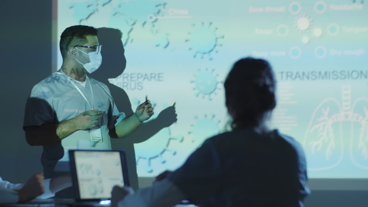 equipo de médicos discutiendo la presentación del coronavirus