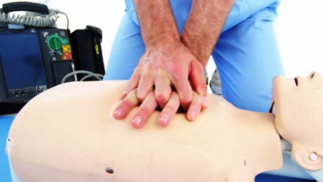 paramédico masculino durante el entrenamiento de reanimación cardiopulmonar
