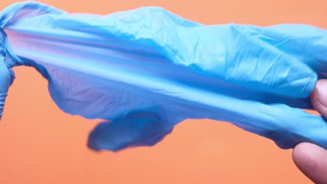 poniéndose guantes azules