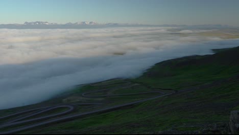 vista panorámica del mar de nubes y niebla cerca de la carretera de montaña hellisheidi eystri en islandia