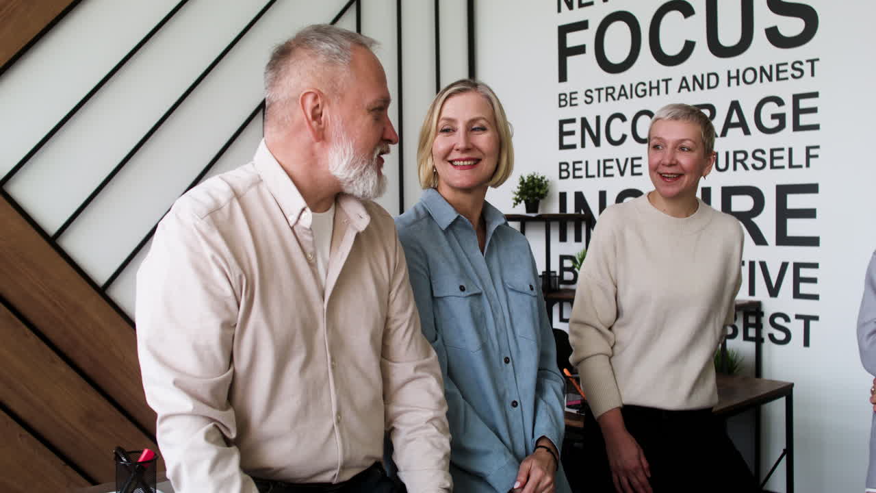교실 에 있는 성인 학생 들