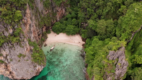 Toma-Aérea-De-Arriba-Hacia-Abajo-De-La-Playa-Y-Las-Montañas-En-Krabi,-Tailandia