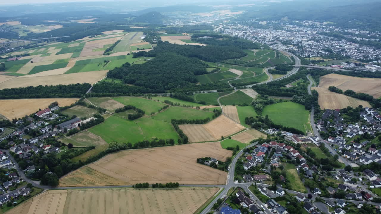 Luftaufnahme einer ländlichen Landschaft mit Feldern, Ortschaften und Autobahnen