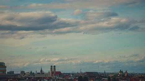 Cinemagraph-De-Lapso-De-Tiempo-De-4k-Uhd-Del-Horizonte-De-Munich-Con-La-Catedral-Principal-Y-Sus-Dos-Torres-En-El-Centro-En-Marienplatz