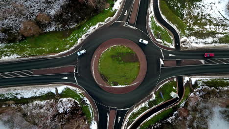 rotonda de la calle en invierno - directamente hacia abajo vista aérea lapse de tiempo