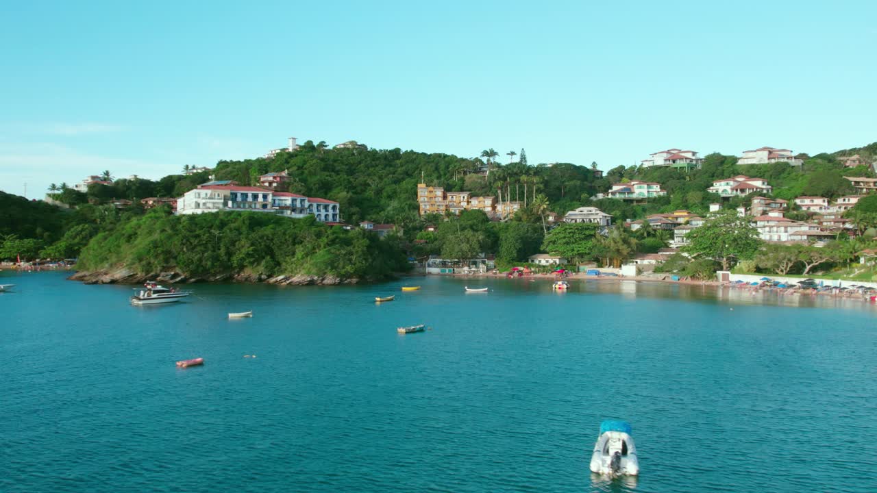 Vista aerea di barche e del litorale della spiaggia di João Fernandes, Búzios, Brasile.